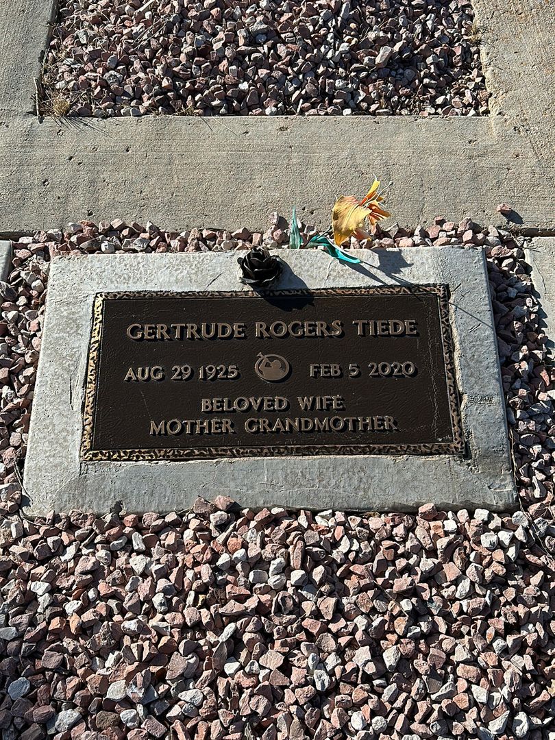 Gertrude Rogers Tiede's grave. Photo 1